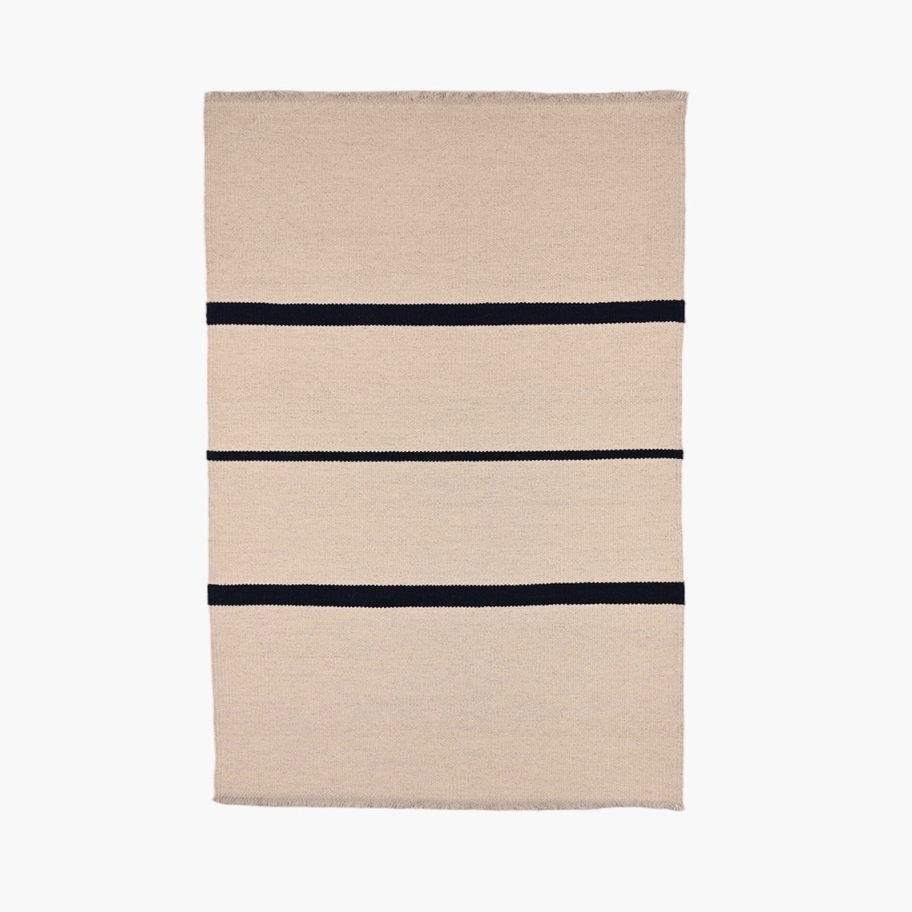 Sandfarvet uldtæppe med navyblå striber – Copenhagen Classic Kollektion