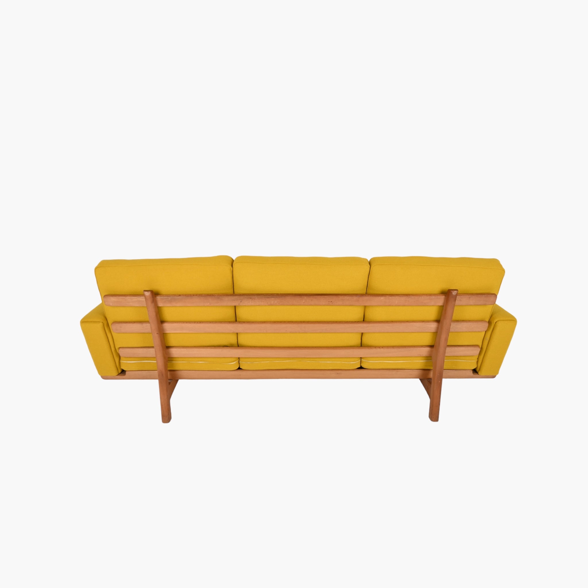 Hans J. Wegner. Trepersoners sofa af eg, model GE-236/3